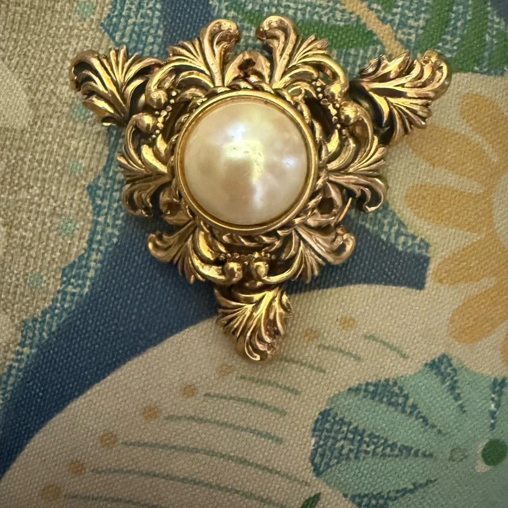 Vintage Baroque Pin Pearl Center Rossi France ?iconic designer look